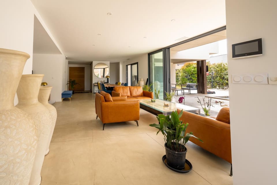 View (from property/room), Balcony/Terrace, Living room
