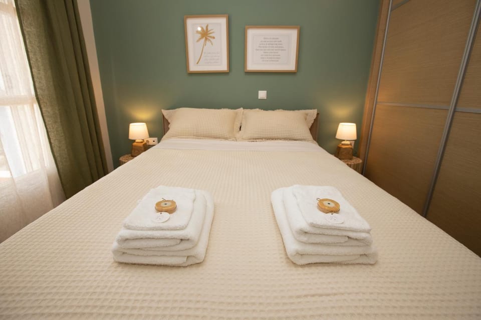 Bed, Photo of the whole room, Bedroom, towels
