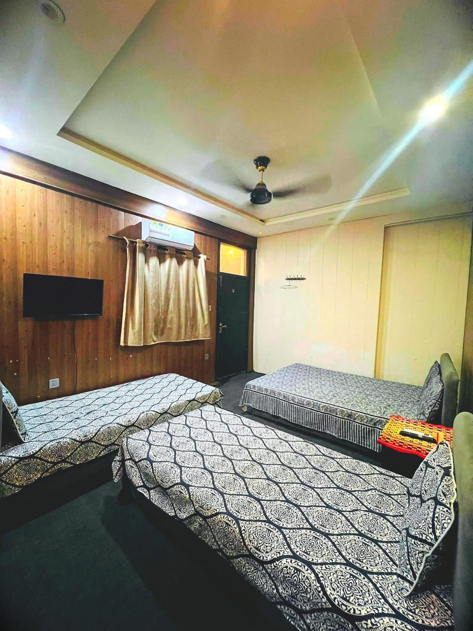 Bed, TV and multimedia, Bedroom