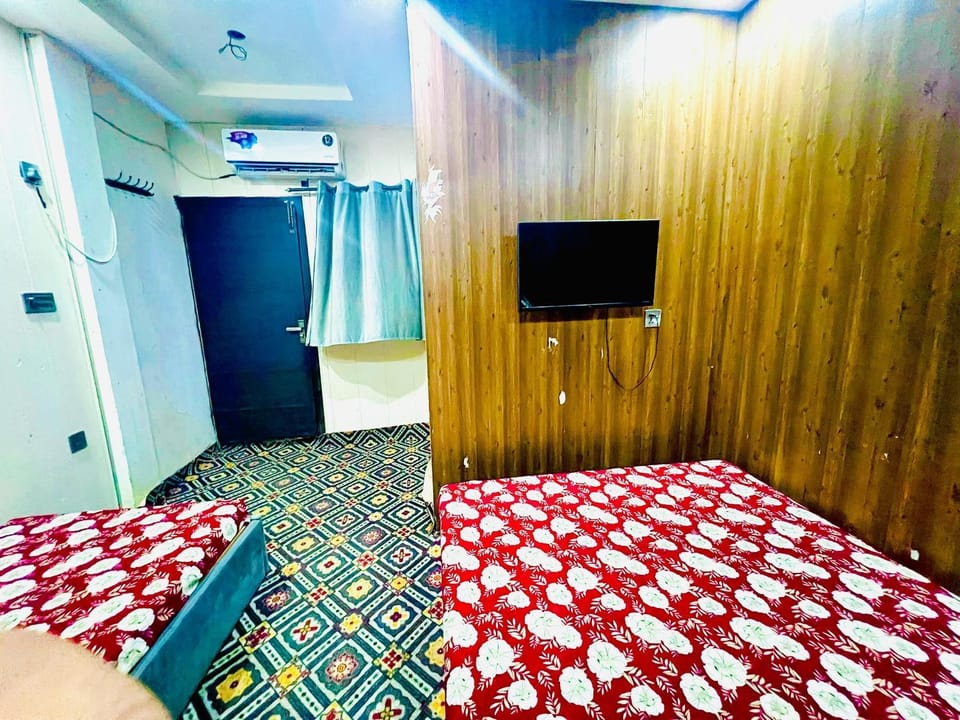 Communal lounge/ TV room, Bed, Bathroom, TV and multimedia, Photo of the whole room, Bedroom, wardrobe, air conditioner