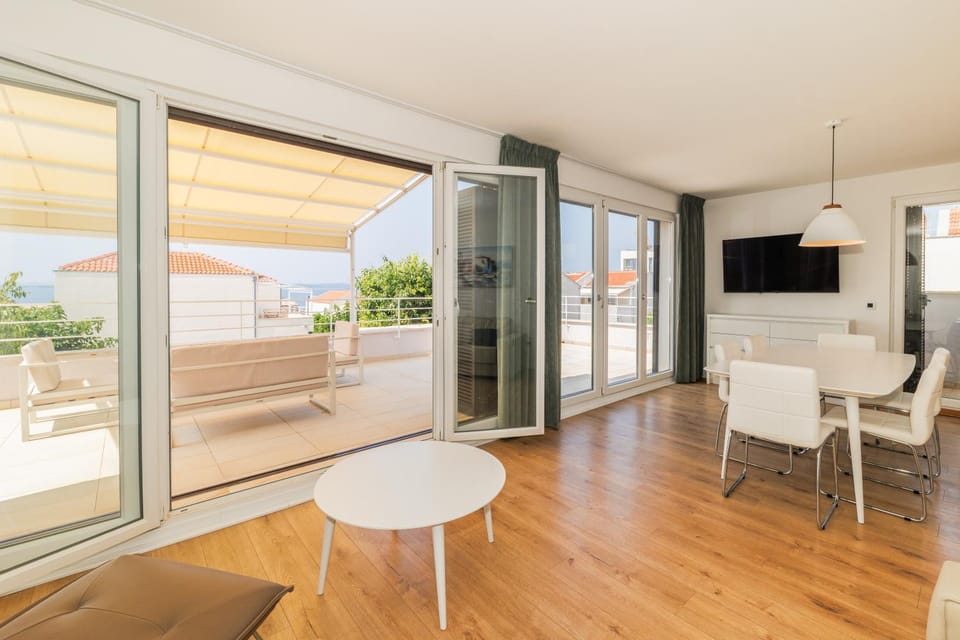 Seating area, Dining area