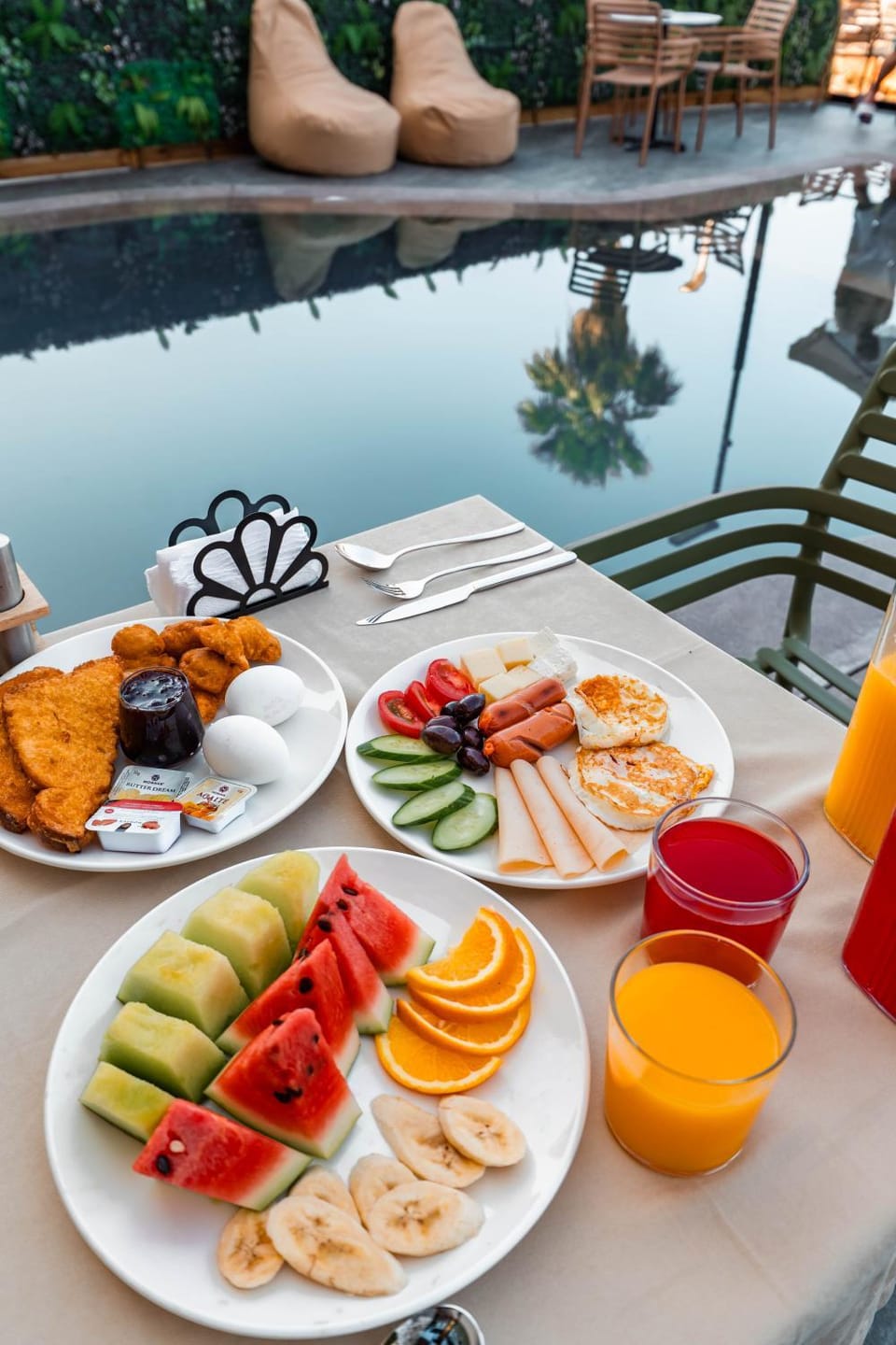 Swimming pool, Breakfast