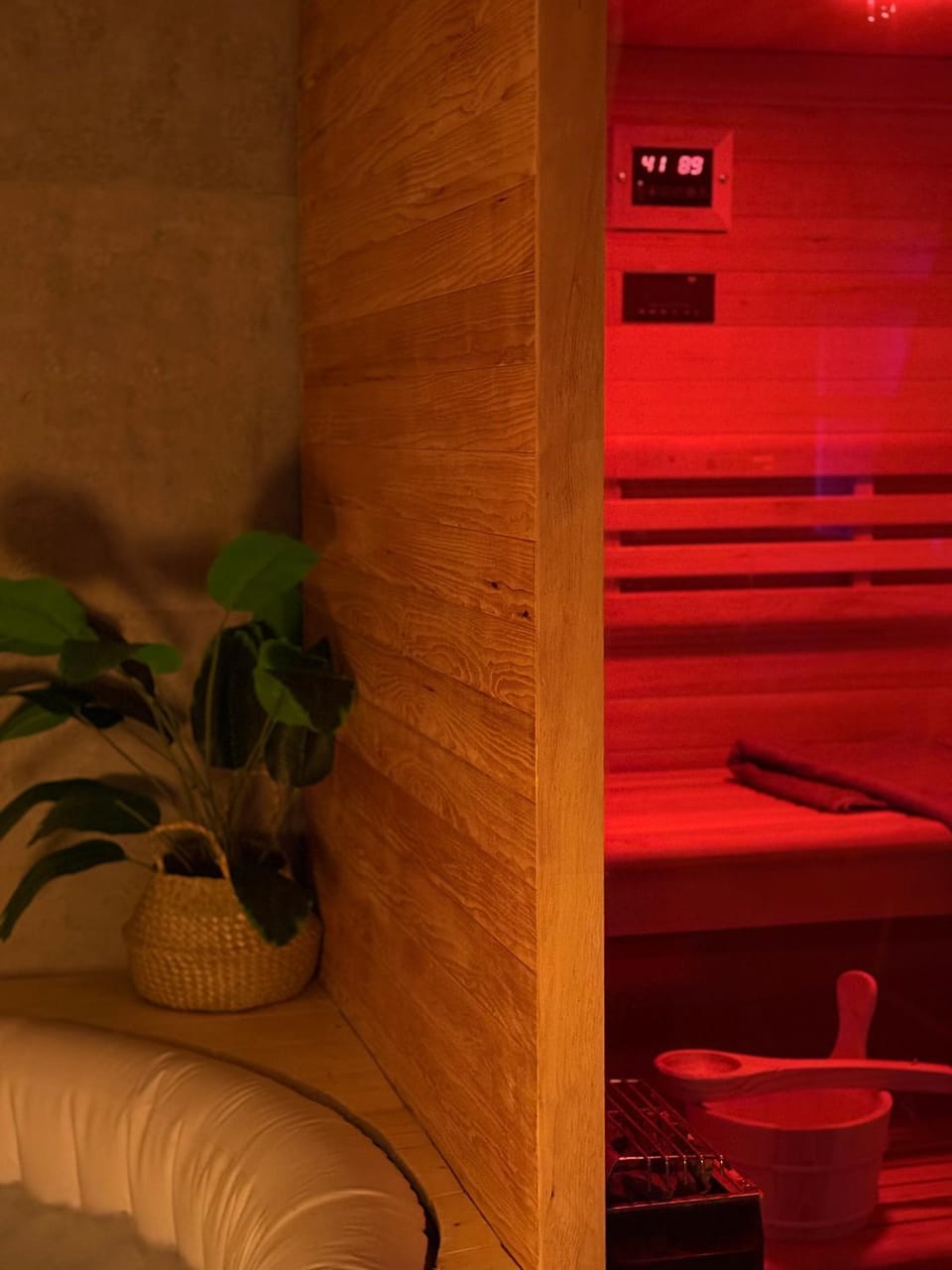 Hot Tub, Sauna