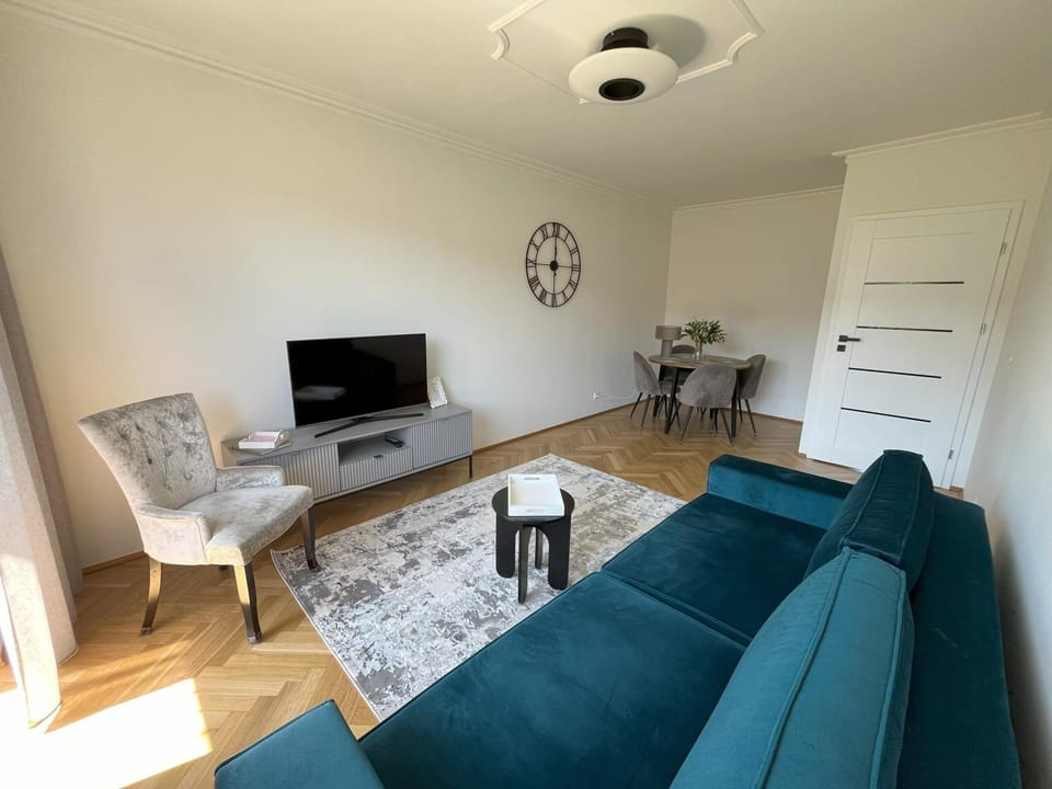 TV and multimedia, Living room, Seating area, Evening entertainment