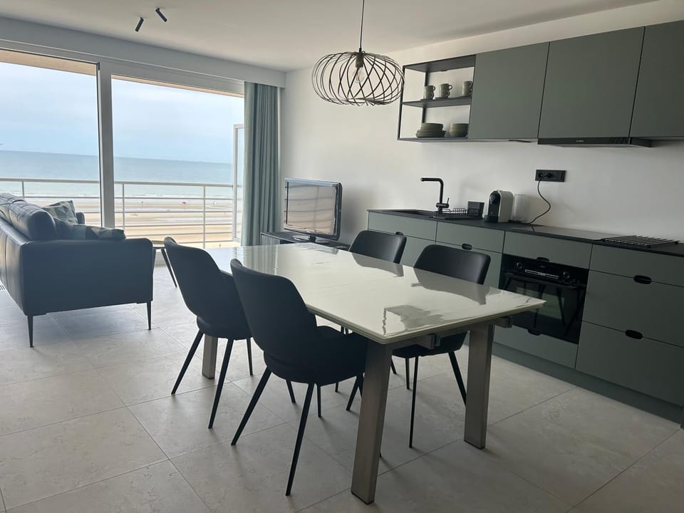 Kitchen or kitchenette, Dining area, stove