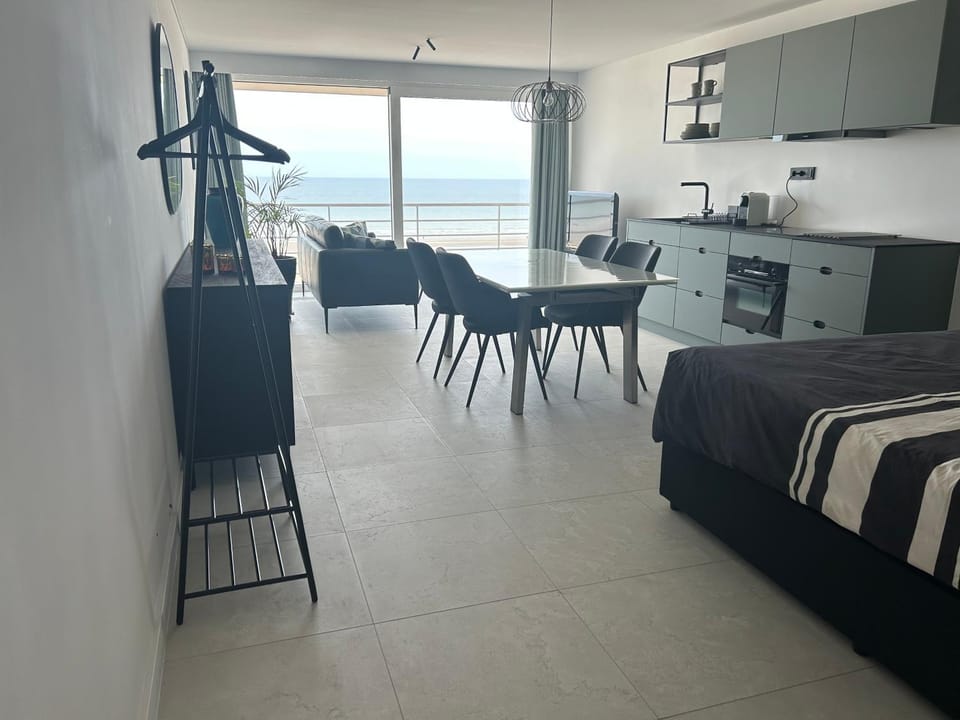 Bed, Kitchen or kitchenette, Photo of the whole room, Dining area, oven