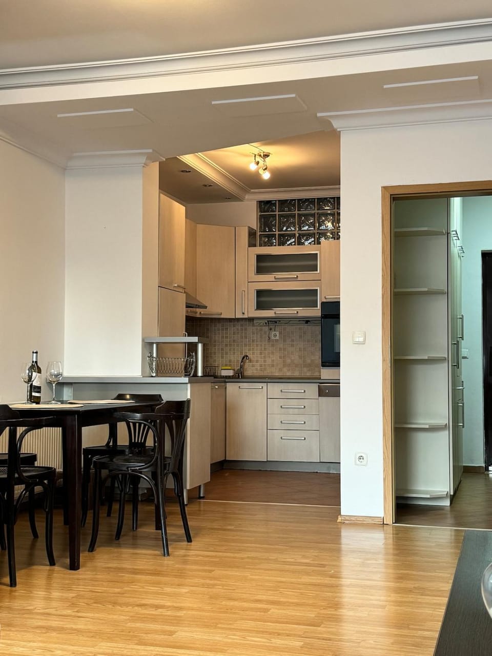 Kitchen or kitchenette, Dining area