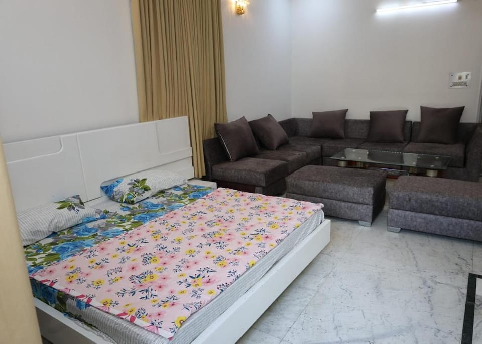 Corner Spacious homestay 3 double bed, 2 bath Apartment in New Delhi