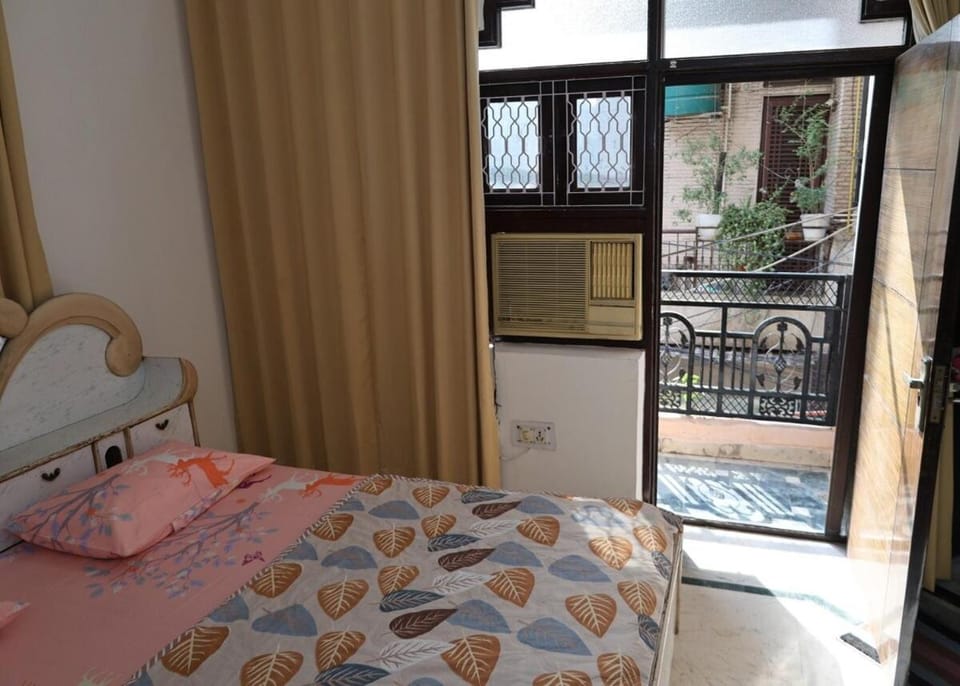 Corner Spacious homestay 3 double bed, 2 bath Apartment in New Delhi