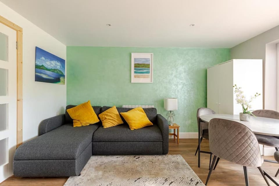 Living room, Decorative detail, Seating area, Dining area