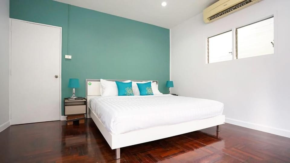 BTS Asoke 6bedroom townhouse Apartment in Bangkok