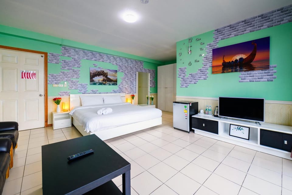 Bed, TV and multimedia, Living room, Photo of the whole room, Seating area, Bedroom