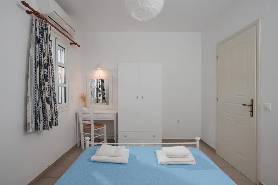 Bed, Photo of the whole room, Bedroom, wardrobe