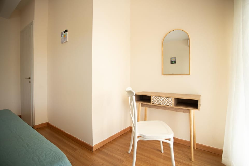 Bed, Photo of the whole room, Bedroom, hair dresser