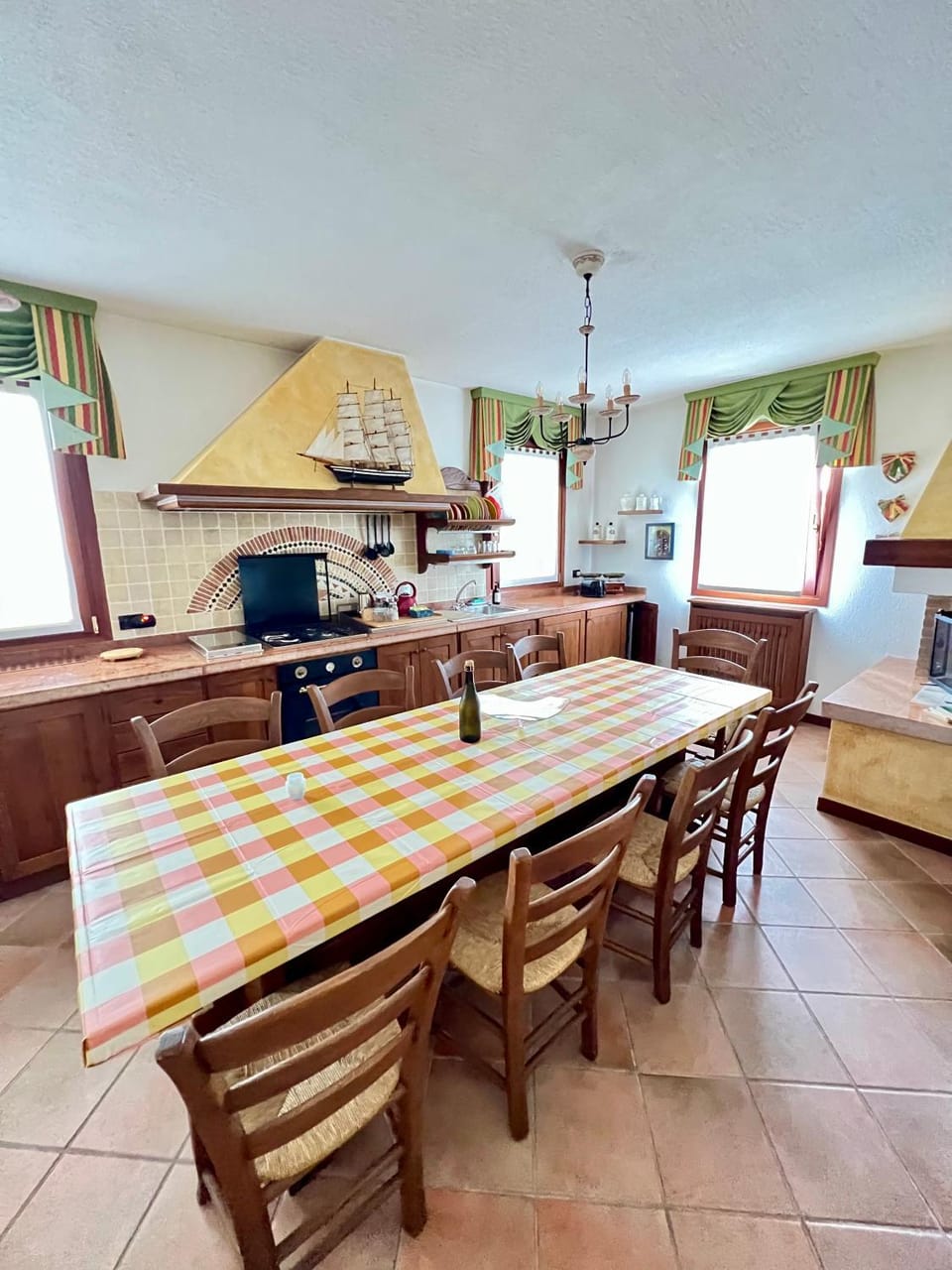Kitchen or kitchenette, Seating area, Dining area, minibar, stove