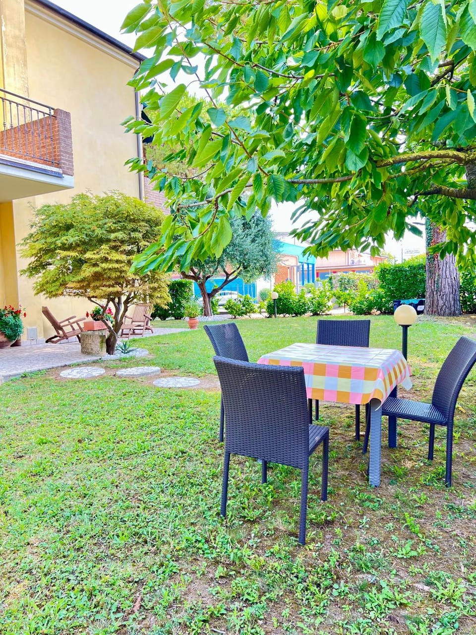 Garden, Seating area, Dining area
