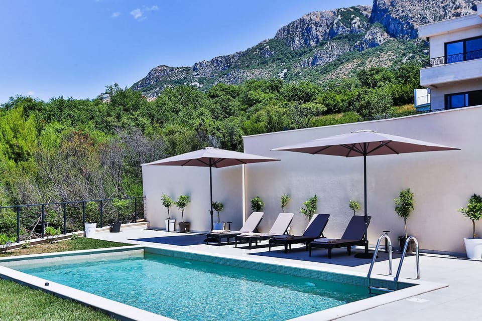 Property building, Patio, Balcony/Terrace, Swimming pool, Swimming pool