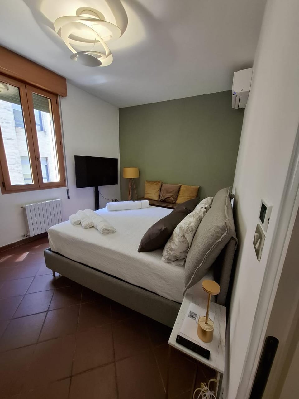 Bed, TV and multimedia, Photo of the whole room