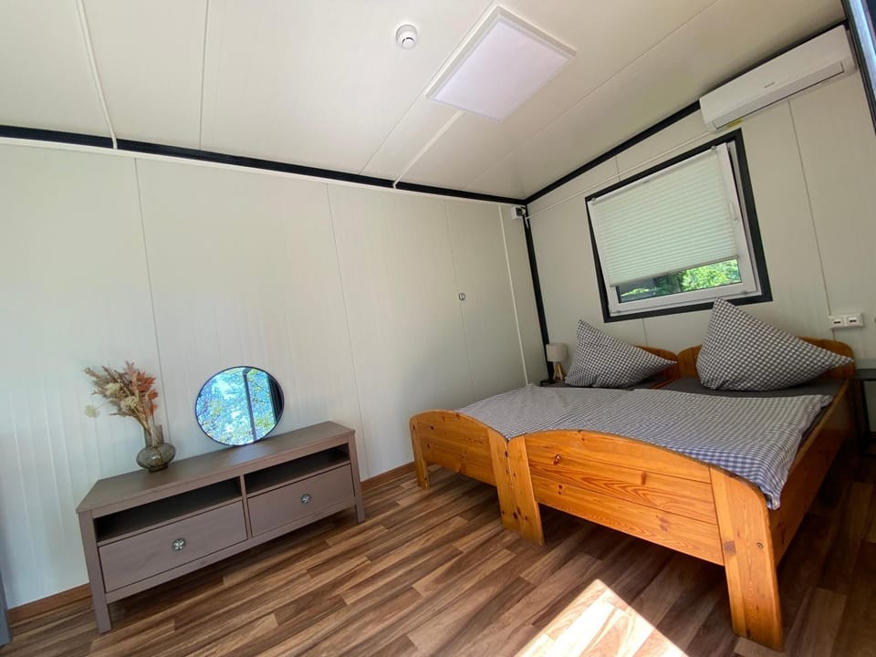 Naturerlebnis Schlafcontainer auf dem Bauernhof Campground/ 
RV Resort in Baden-Württemberg
