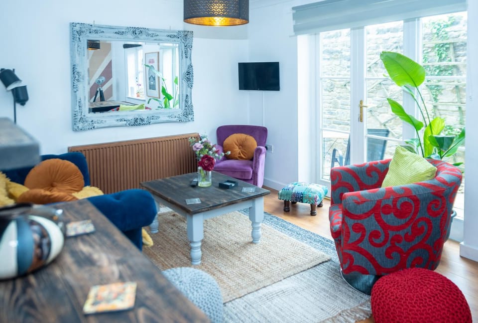 Communal lounge/ TV room, TV and multimedia, Living room, Seating area, Evening entertainment