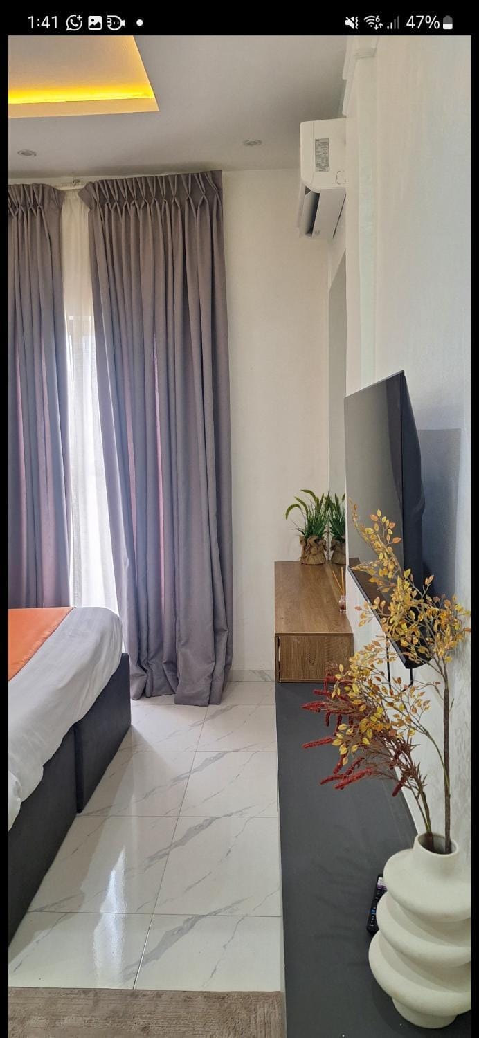 Bed, TV and multimedia, Bedroom