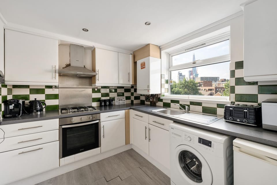 Coffee/tea facilities, Kitchen or kitchenette, microwave, oven, stove, toaster