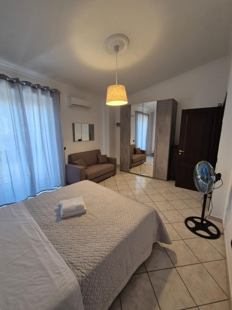 Bed, Photo of the whole room, Bedroom, towels