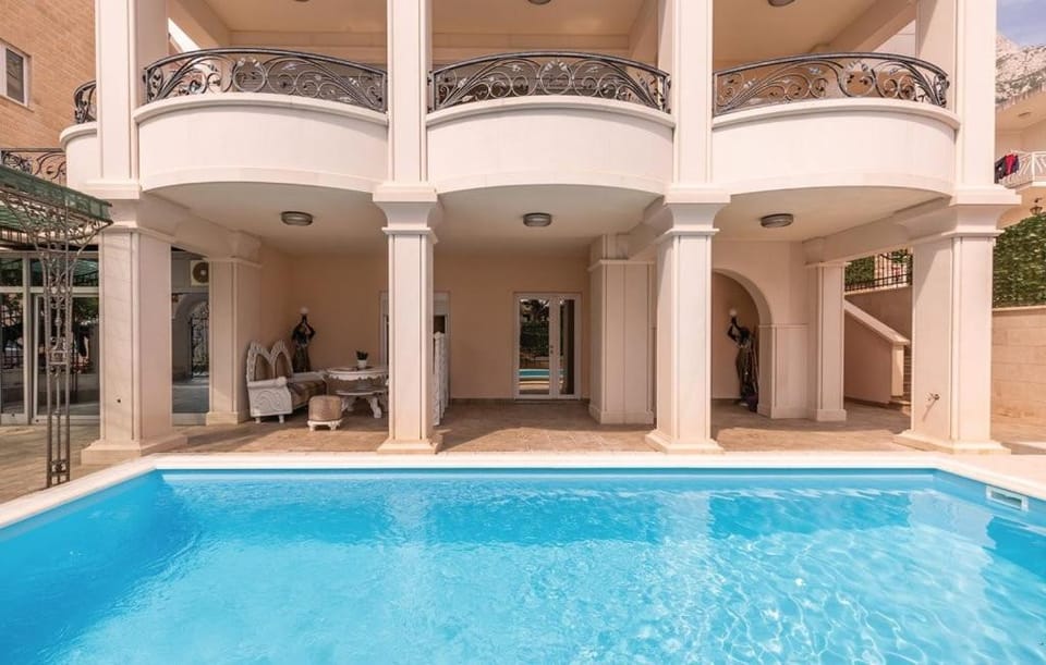 Property building, Patio, Balcony/Terrace, Balcony/Terrace, Pool view, Swimming pool