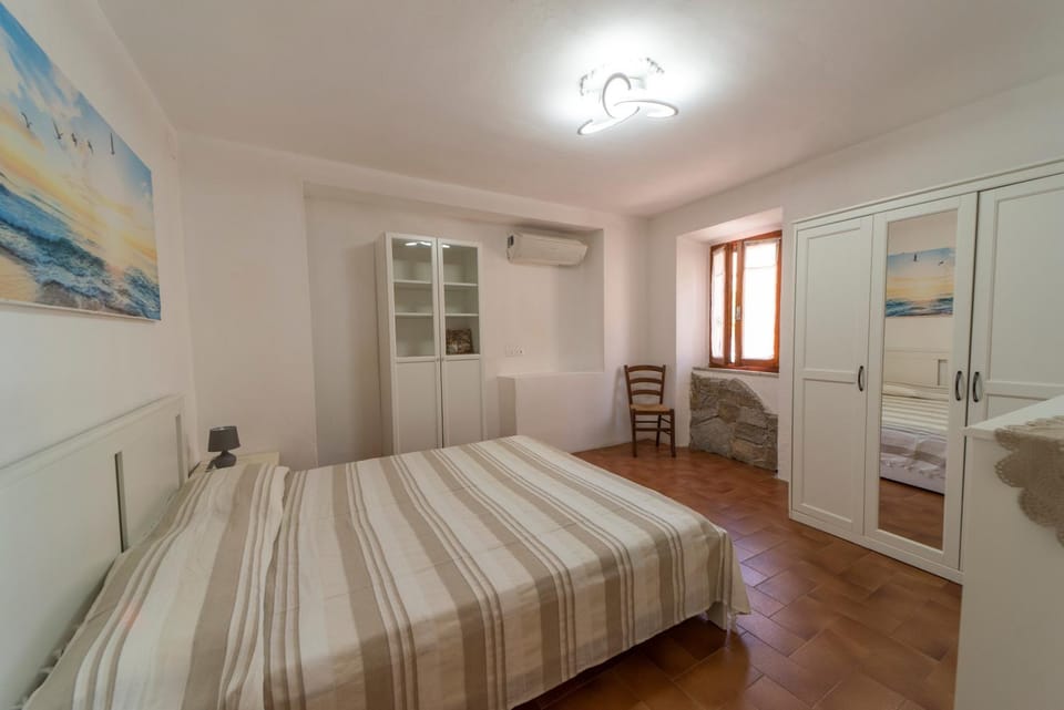 Bed, Bedroom, wardrobe, air conditioner