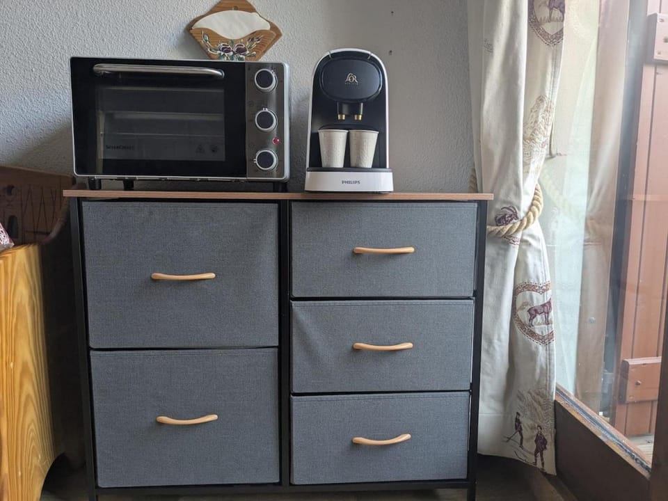 Coffee/tea facilities, oven