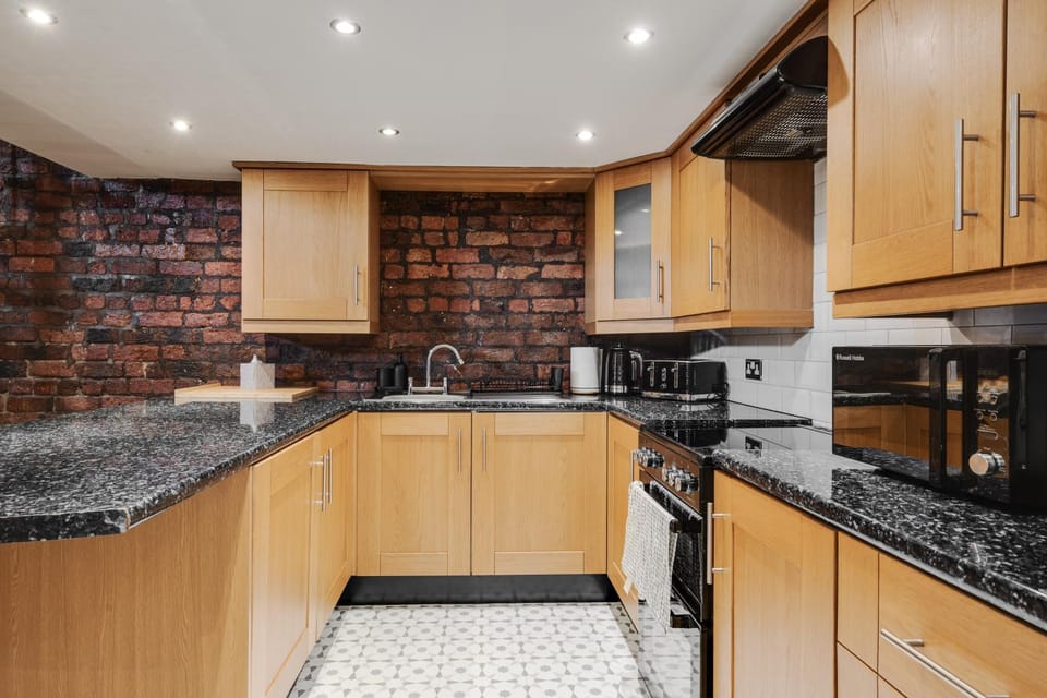 Kitchen or kitchenette, dishwasher, stove