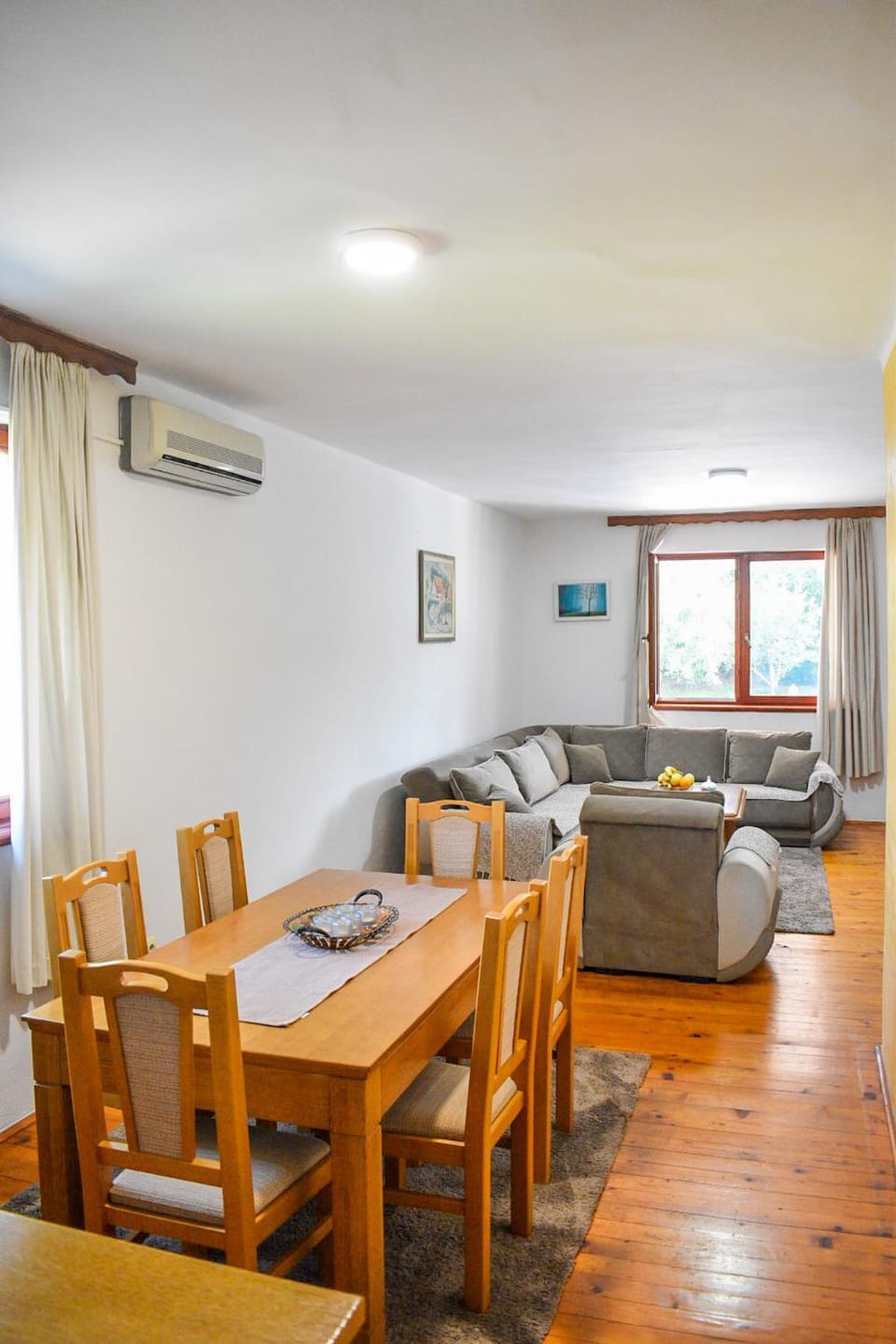 Bed, Living room, Seating area, Dining area, Bedroom, air conditioner