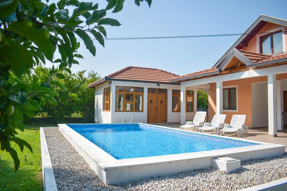 Property building, Patio, Garden, Garden view, Pool view, Swimming pool, sunbed