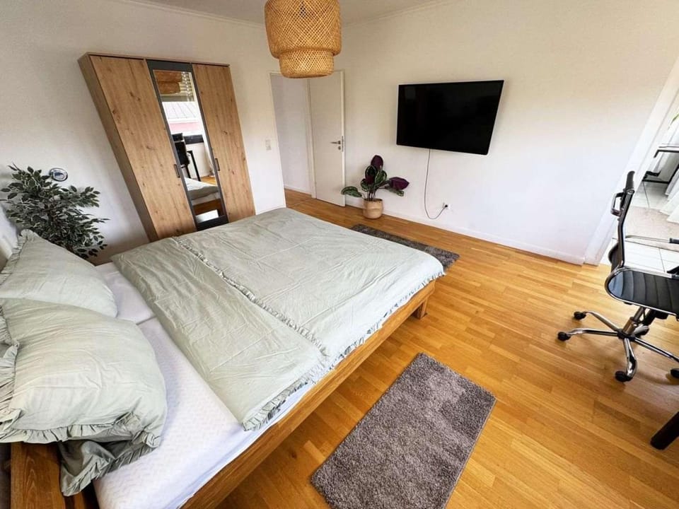 Bed, TV and multimedia, Bedroom, wardrobe