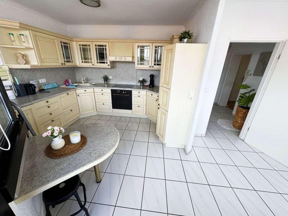 Kitchen or kitchenette, Dining area, stove
