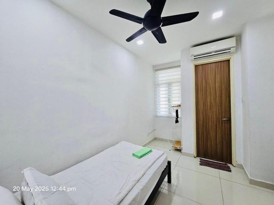 Bed, Photo of the whole room, Bedroom, fireplace, air conditioner