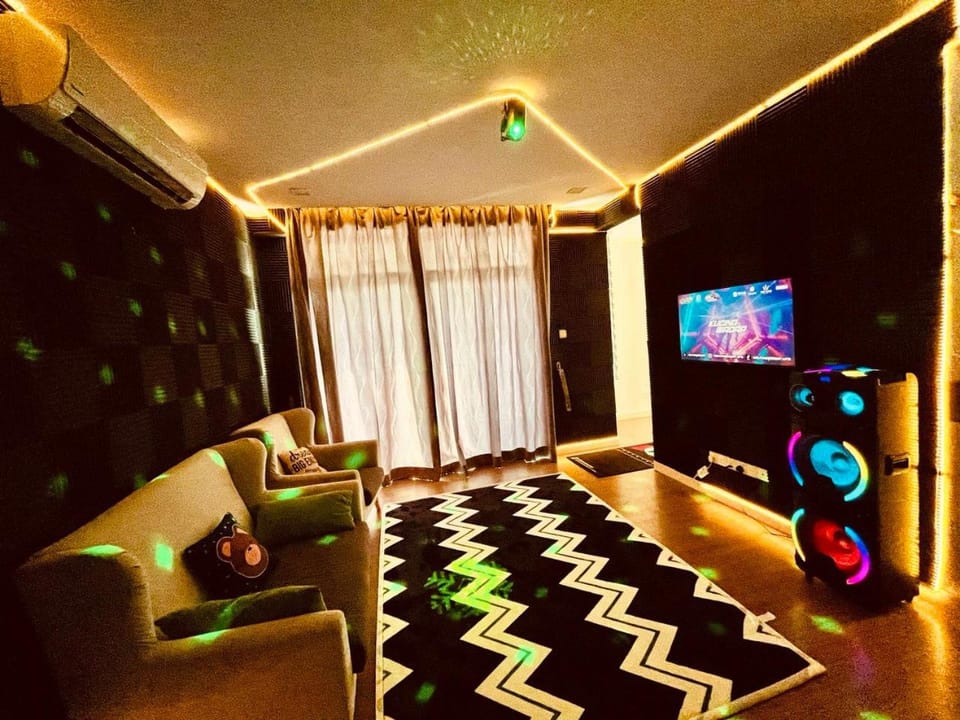 Communal lounge/ TV room, TV and multimedia, Living room, Seating area, Evening entertainment