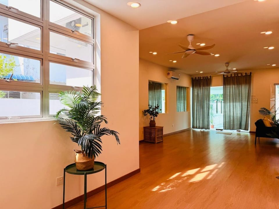 WhiteZen Family Homestay 9Room for 20pax Central Penang Villa in George Town