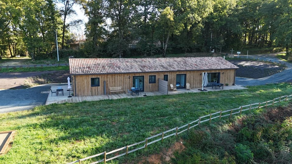 La maison dans la prairie fleurie, gîte coquelicot House in Nouvelle-Aquitaine