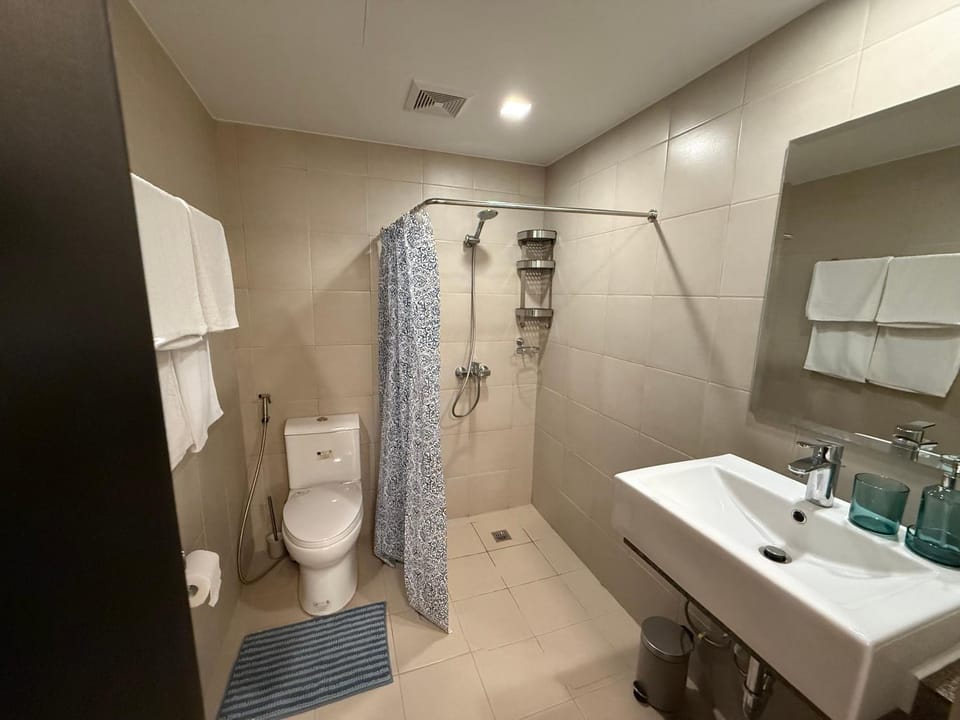 Shower, Toilet, towels