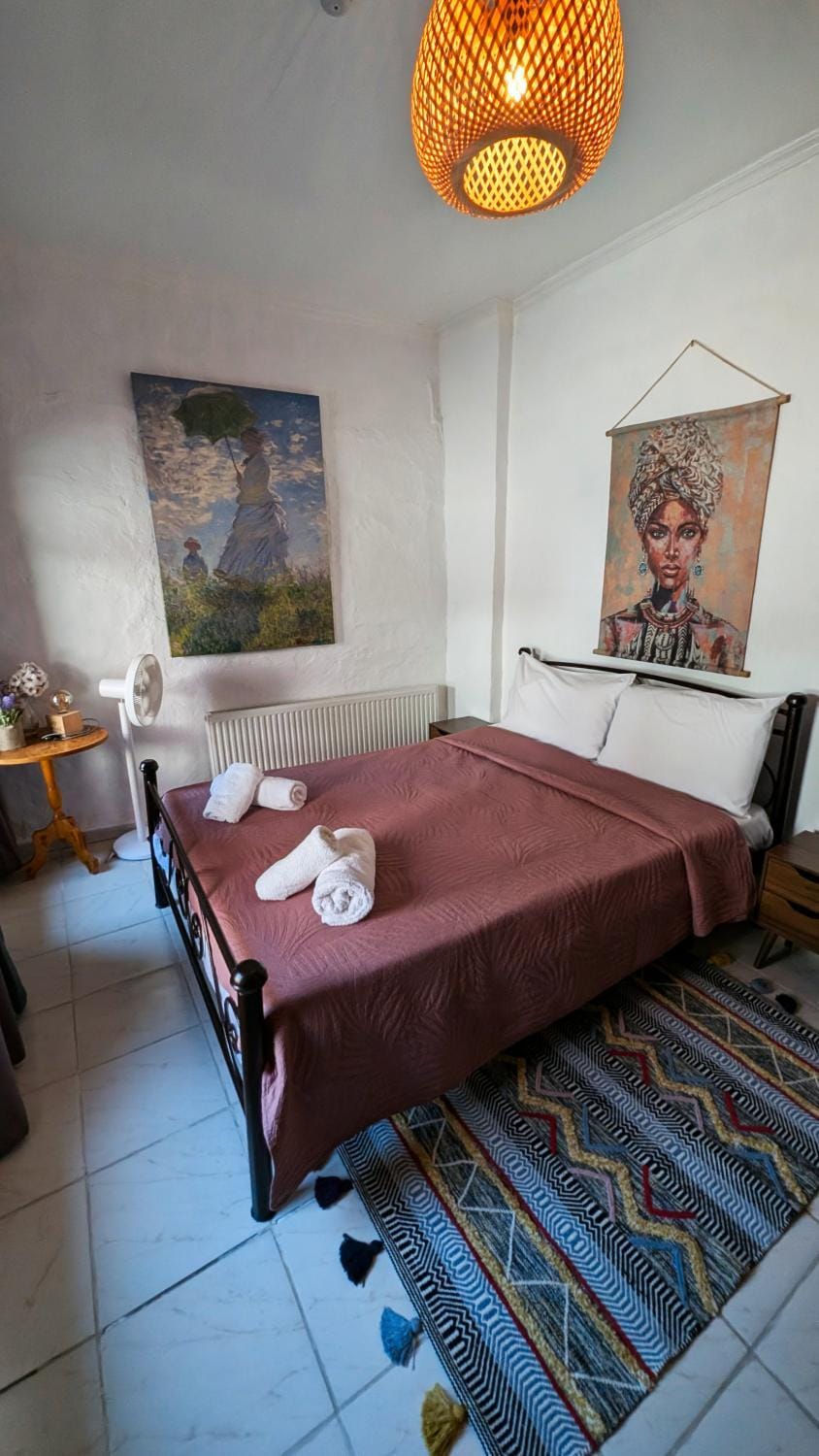 Bed, Photo of the whole room, Bedroom, towels