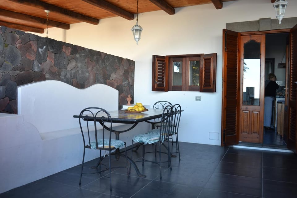 Day, Dining area