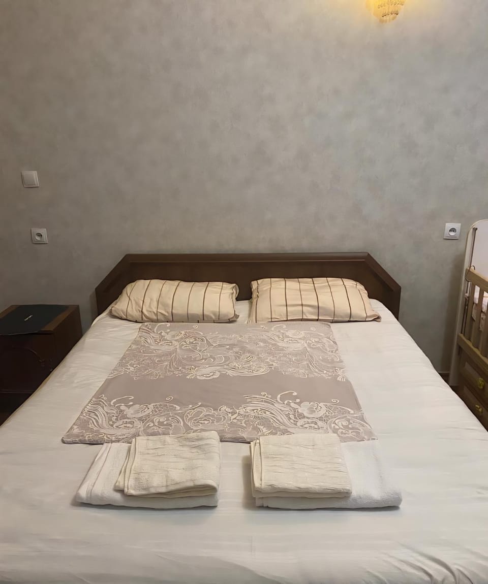 Bed, Bedroom, towels
