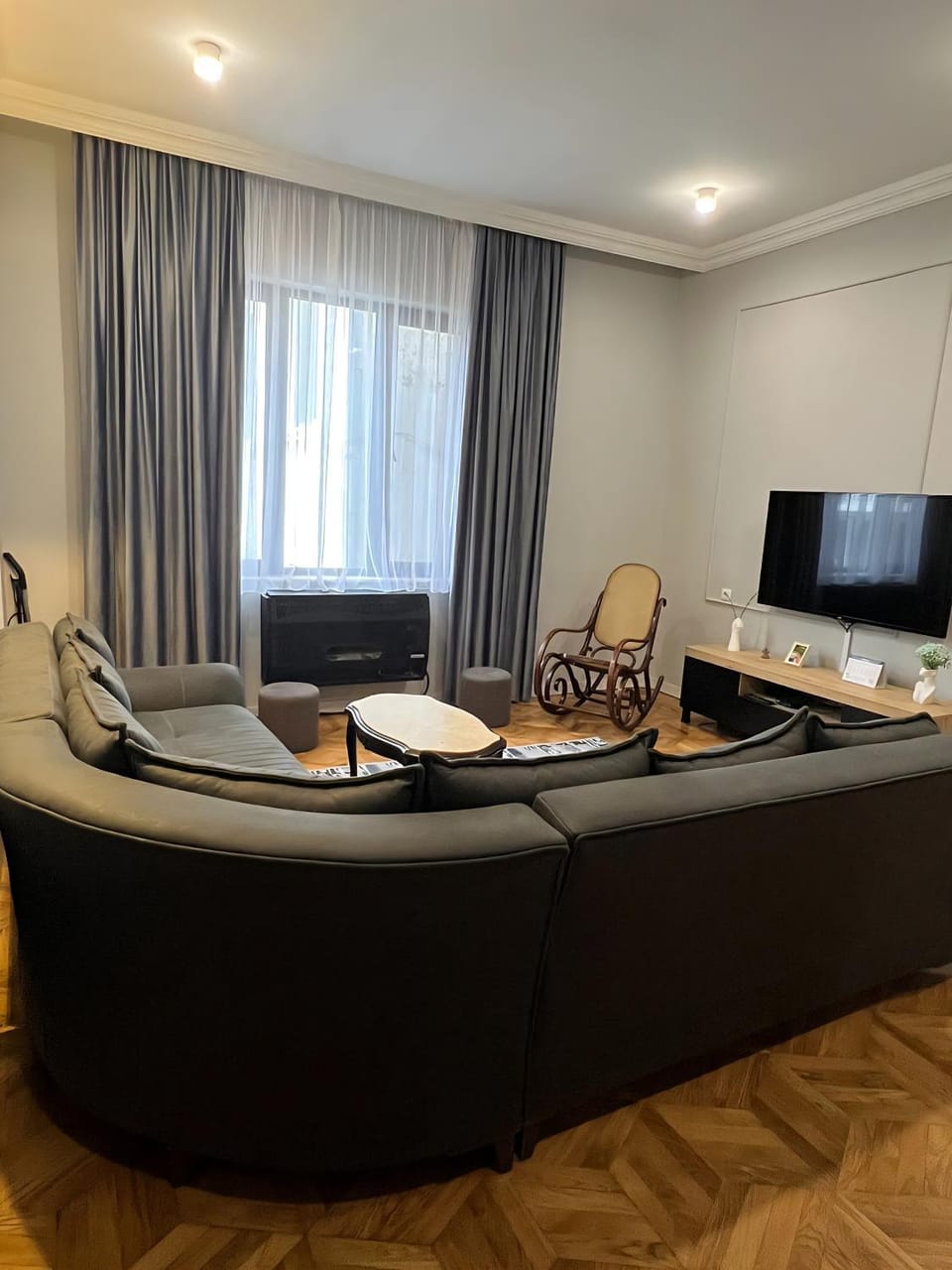 Communal lounge/ TV room, TV and multimedia, Living room, Seating area, Evening entertainment
