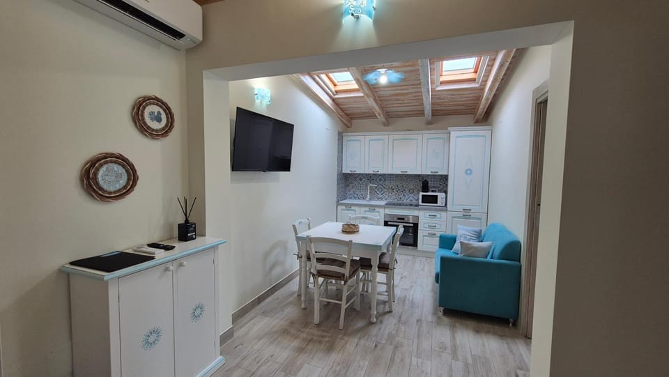 TV and multimedia, Kitchen or kitchenette, Living room, Seating area, Dining area, oven, stove
