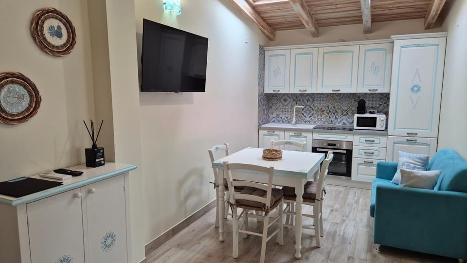 TV and multimedia, Kitchen or kitchenette, Living room, Seating area, Dining area, oven, stove