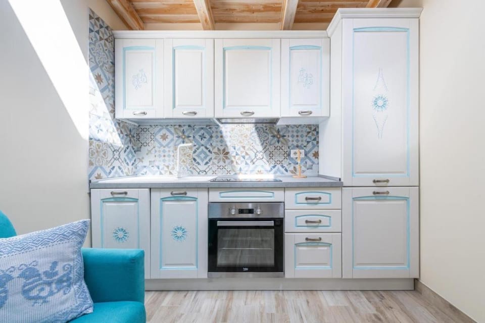 Kitchen or kitchenette, oven, stove
