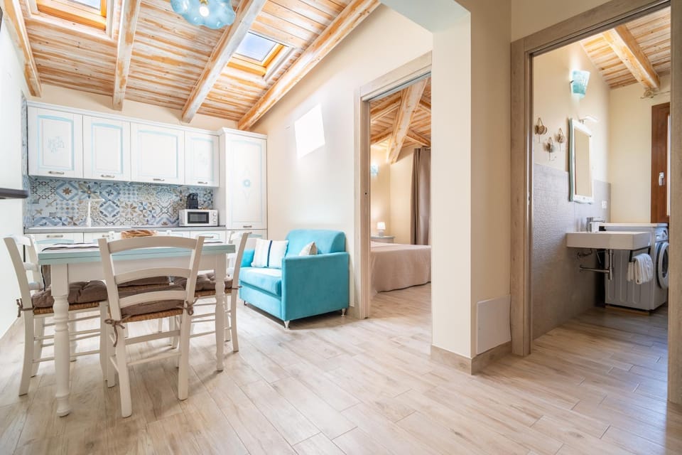 Kitchen or kitchenette, Living room, Seating area, Dining area