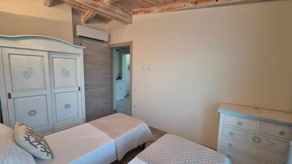 Bed, Photo of the whole room, Bedroom, air conditioner