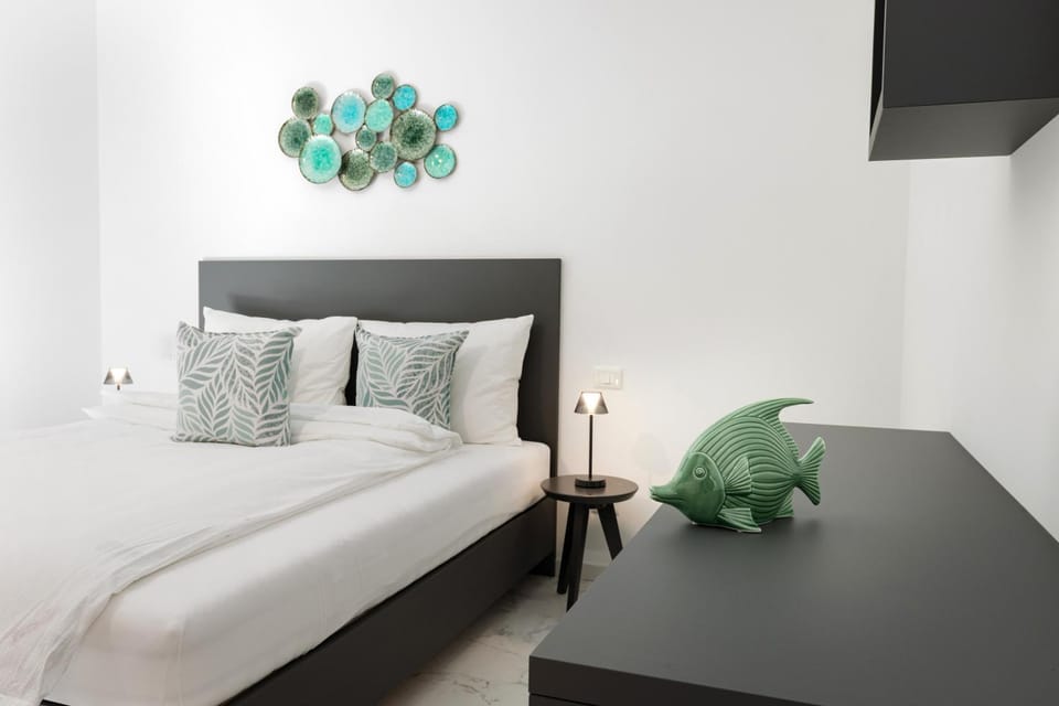 Bed, Living room, Photo of the whole room, Seating area, Bedroom
